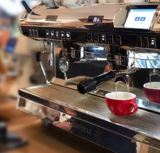 Aurelia Wave T3 černý kávovar do kavárny. Zdroj: instagram.com/nuovasimonelli_fr Aurelia Wave T3 černý kávovar do kavárny